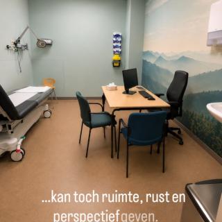 Een ruimte voelt anders als je er zelf in zit. Van de week was ík de patiënt in het OLVG. De zorg en kwaliteit van de arts waren helemaal goed. Ik mocht alleen een poosje wachten. En juist daardoor kwam mijn eigen observatie als vanzelf op gang. Ik zat met mijn rug naar de deur. Hoewel ik precies weet wat zo’n opstelling ruimtelijk kan betekenen, voelde ik nu zelf: dit zit helemaal niet prettig. En daar gebeurt precies wat ik in mijn werk voortdurend doe: mezelf verplaatsen in de positie van zowel patiënt als behandelaar. Hoe voelt het als je hier wat nerveus binnenkomt? En hoe wil je als arts kunnen werken? Daarom kijk ik nooit alleen naar kleur of sfeer, maar naar het geheel. De tafel is een kwartslag gedraaid. De arts zit met haar rug gesteund door een dichte muur en houdt overzicht. De patiënt heeft óók zicht en overzicht. Turquoise brengt rust en openheid. Het berglandschap geeft perspectief in een ruimte zonder daglicht. De aardse vloer geeft bedding. Juist in die samenhang ontstaat het. De ruimte wordt niet alleen prettiger om naar te kijken. Ze gaat iets dóén: de arts ondersteunen én de patiënt helpen landen. Niet als hoofdrolspeler, maar als stille bondgenoot van het proces. En soms begint dat simpelweg met zelf op die stoel te gaan zitten. #OLVG #behandelkamer #veiligheid #ruimtegebruik