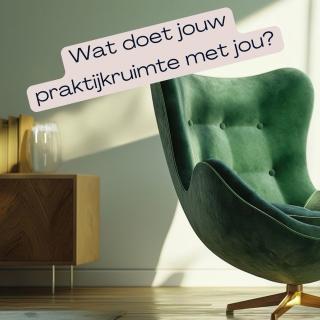 Je praktijkruimte is meer dan een plek waar je behandelt. Voor het grootste gedeelte is je praktijkruimte waarschijnlijk prima. En toch kan het zijn dat er iets niet helemaal klopt. Misschien merk je het aan de rust die je zelf wel of niet ervaart. Of aan hoe cliënten binnenkomen, landen en zich bewegen door de ruimte. De indeling van je ruimte bepaalt veel meer dan je misschien denkt. Ook de subtiele keuzes in kleur, licht, materiaal, zichtlijnen en routing kunnen een groot verschil maken in hoe een ruimte voelt én voor je werkt. Als holistisch interieurarchitecte kijk ik niet naar losse elementen, maar naar het geheel: wat ondersteunt jouw manier van werken, wat kost onnodig energie en waar kan jouw ruimte meer voor je gaan werken? Want een behandelkamer is geen decor. Het is onderdeel van de ervaring die jij je cliënt biedt. ✨ Als je heel eerlijk bent: geeft jouw praktijkruimte jou energie… of kost hij je juist energie? Wat merk jij op? #praktijkruimte #holistisch #therapeut #FengShui #zorgomgeving #praktijkinrichting #indeling #samenhang