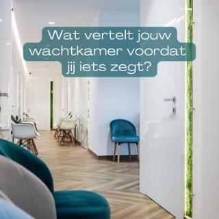 Vandaag, 9 september, is de Nationale Dag van de Geboorte: een dag waarop we gezondheid vieren én beseffen dat dit niet vanzelfsprekend is. Dat brengt me bij iets wat voor mij onlosmakelijk met gezondheid verbonden is: de omgeving waarin we ons bevinden. Want de omgeving om ons heen doet meer met ons dan we soms denken. Ik merk bij mezelf dat ik me in een rustige, opgeruimde ruimte vaak ook kalmer en meer op mijn gemak voel. Dat ervaar ik thuis, maar net zo goed wanneer ik een wachtkamer of behandelruimte binnenstap. En juist in een praktijkruimte kan dat verschil groot zijn. Een wachtkamer is vaak het eerste wat je cliënt ervaart. Nog vóór jij haar begroet, vertelt de ruimte al iets. Een heldere, verzorgde omgeving geeft rust en straalt aandacht en kwaliteit uit. Juist die uitstraling kan het vertrouwen van je cliënt in jou als therapeut versterken. Terwijl rondslingerende spullen, volle oppervlakken of kleine beschadigingen onbewust een gevoel van onrust kunnen oproepen. De omgeving kan zelfs de indruk wekken dat diezelfde zorgvuldigheid ook in de behandeling ontbreekt. Gezondheid en zorgvuldigheid gaan voor mij hand in hand. Ook de omgeving draagt daaraan bij. En het mooie is: daarvoor hoef je niet meteen je hele wachtkamer opnieuw in te richten. Begin eens klein. Kijk met frisse ogen naar wat je cliënt ziet zodra ze binnenkomt. Zijn de oppervlakken rustig? Liggen tijdschriften netjes? Is alles heel en verzorgd? En is er genoeg ruimte om even op adem te komen? Juist die subtiele details kunnen een groot verschil maken in hoe een ruimte voelt. Want je wachtkamer is geen tussenruimte. Het is de eerste kennismaking met jouw praktijk. ✨ Als je nu naar je eigen wachtkamer kijkt: geeft die rust en vertrouwen, of kan het nog wat meer kloppen? Ik ben benieuwd naar jouw eerste gedachte. Vertel het me hieronder. #gezondheid #zorg #wachtkamer #therapeut