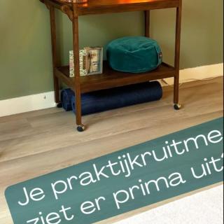 Ken je dat gevoel dat je praktijkruimte er prima uitziet… maar dat er tóch iets niet klopt? Je kunt er de vinger niet op leggen. Misschien voelt het onrustig, kost de ruimte je energie of hebben cliënten tijd nodig om echt te landen. Je denkt al snel aan een andere stoel, kleur of lamp. Maar vaak zit het daar niet in. Een praktijkruimte kan prachtig zijn en toch niet volledig ondersteunen wat jij je cliënten wilt bieden. Cliënten benoemen het misschien niet, maar voelen wél of een ruimte rust, veiligheid en vertrouwen uitstraalt. En jij voelt wanneer een ruimte je aandacht versnippert of juist helpt om aanwezig te zijn. Daar kijk ik naar. Ik maak zichtbaar waar de ruimte jouw werk nog niet ondersteunt en waar energie weglekt. Door indeling, routing, sfeer en energie af te stemmen op jouw werkwijze, ontstaat een ruimte die jou én je cliënten ondersteunt. Want je praktijkruimte is meer dan de plek waar je werkt. Het is de eerste ontmoeting met jouw manier van begeleiden. Herken je dit? #praktijkruimte #holistisch #welzijn #setinmotion