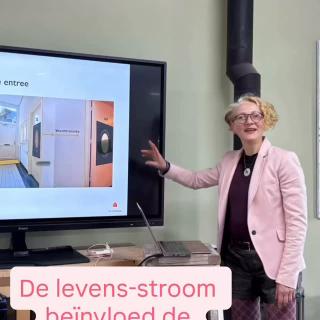 Kan de levensstroom van je praktijk óók je financiële stroom beïnvloeden? 🌿 De afgelopen tijd heb ik me drie dagen verdiept in Feng Shui voor zorg en welzijn. Een bijzondere ervaring, met de doorleefde expertise van Melati als stevige basis. Deze basis en de inbreng vanuit verschillende invalshoeken van alle aanwezige professionals maakten deze verdieping zo waardevol. Ik kon een mooie casus van een gemeenschapspraktijk behandelen. De therapeuten werken sterk vanuit het Aarde-element: bedding, stabiliteit, zorg én leiderschap. En juist dat Aarde-element stond in de behandelkamers onder druk. Een ander onderdeel ging over de binnenkomende Chi. Ik ging kijken hoe we de levensenergie zo konden ondersteunen dat ze het gebouw en de ingang beter vindt en naar binnen kan stromen. En ja… dát helpt ook om cliënten naar je praktijk te leiden. En daarmee kan het uiteindelijk ook je omzet verhogen. Want levensstroom en financiële stroom staan vanuit Feng Shui en voor mij met elkaar in verbinding. Waar energie stagneert of weglekt, kan ook geld weglekken. En waar een ruimte met aandacht en liefde wordt verzorgd, ontstaat ruimte voor instroom: van mensen, energie, cliënten én financiële weelde. Daarom vind ik Feng Shui zo fascinerend. Waar stroomt het? Waar stagneert het? Waar lekt energie weg? En wat heeft de ruimte nodig om het werk te dragen? Precies dát is voor mij Space in Alignment. ✨ #fengshui #zorgomgeving #gemeenschapspraktijk #levensenergie