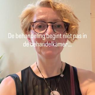Bij het bekijken van deze wachtruimte viel mijn oog op de witte muur achter de stoelen. Met een zachte groentint veranderde de uitstraling van de ruimte. Zonder grote ingreep, maar met meer rust en eigenheid. Want een praktijkruimte is meer dan een plek waar je cliënten ontvangt. De omgeving mag jouw werk ondersteunen en bijdragen aan een gevoel van rust en vertrouwen. Benieuwd wat er mogelijk is in jouw praktijkruimte? Op 21 en 22 november ben ik op de Internationale Therapeutenbeurs in Expo Houten. Kom langs bij mijn stand om ervaringen uit te wisselen + bezoek mijn workshop waarin ik met concrete voorbeelden laat zien wat de inrichting van een therapieruimte kan betekenen. Wees welkom! #spaceinalignment #praktijkinrichting #setinmotion