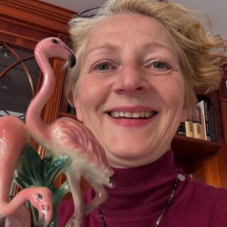Niet alles hoeft strak, stijlvol en design te zijn. Gelukkig maar! 😉 Op weg naar de Dutch Design Week 2026, mijn dag 2, in Eindhoven. En op de foto? Ik met een porseleinen flamingo uit het ouderlijk huis. Kitsch? Absoluut. Maar ❤️ I LOVE IT. Het past bij mijn liefde voor het eigenzinnige, het persoonlijke en het anders kijken. En het vertelt ook iets over waar ik vandaan kom en wie ik ben. Tijdens DDW ga ik me vandaag weer onderdompelen in nieuwe ideeën, ontwerpen en perspectieven. En ondertussen blijf ik kijken naar wat een ruimte persoonlijk maakt. Een ruimte leeft pas echt als je er ook iets van jezelf in terugziet. #DDW2026 #kitsch #persoonlijkheid