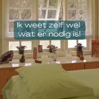 “Ik weet zelf wel wat er nodig is.” Dat dacht een klant toen we begonnen. En eerlijk gezegd snapte ik dat goed. Ze kende haar praktijk, wist hoe ze werkte en had al ideeën over haar ruimte. Tot we samen gingen kijken. Niet om meteen iets te veranderen, maar om te zien wat er werkelijk gebeurde. Waar zit rust? Waar ontstaat onrust? Wat vraagt ongemerkt aandacht? En wat ervaart een cliënt? Ze probeerde al van alles zelf op te lossen: een stoel verschuiven, iets erbij, iets weghalen. Maar ze keek steeds naar één onderdeel. Ik keek naar het geheel. Want een ruimte is ook een spiegel van wat wel en niet werkt. Soms laat ze zien waar iets schuurt, stagneert of onnodig energie vraagt. Niet: ik weet het beter. Wel: jij kent je werk. Ik ken de ruimte. Juist samen wordt zichtbaar wat er werkelijk nodig is. En soms is dat verrassend eenvoudig. #praktijkruimte #holistisch #welzijn #setinmotion