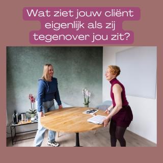 Wat ziet jouw cliënt eigenlijk als hij tegenover jou zit? Misschien heb je daar nog nooit zo naar gekeken. Want waar jij je tafel neerzet, bepaalt óók wat je cliënt vanuit zijn stoel ervaart. Ik kijk bijvoorbeeld of hij met zijn rug steun ervaart van een muur, terwijl zijn blik de ruimte in kan. Naar buiten, een kunstwerk of een paar bewust gekozen details op de vensterbank. En dus liever niet naar een open kast met stapels papier, dossiers en allerlei losse spullen. Soms hoeft daarvoor de tafel maar net anders te staan. Dat is hoe ik naar een praktijkruimte kijk: niet alleen naar waar iets past, maar naar wat die plek doet met jou én je cliënt. En ja: energetisch, praktisch & fun gaan gewoon hand in hand. 😉 #praktijkruimte #praktischefengshui #ruimteinalignment