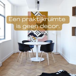 Je ontvangt je cliënten met aandacht, zodat zij op hun gemak zijn. Ook over je praktijkruimte heb je nagedacht: de meubels, de sfeer. Je bent best tevreden met hoe het eruitziet. Maar heb je weleens stilgestaan bij wat jouw praktijkruimte nog méér voor je werk kan betekenen? Want een praktijkruimte is niet alleen ‘een plek'. De indeling, de sfeer en de energie doen ongemerkt mee. In hoe jij er werkt, hoe een cliënt binnenkomt en hoe jullie connecten. Dat vind ik zo interessant aan mijn werk: ontdekken wat er mogelijk is als je naar het geheel kijkt. En hoe dat nog beter kan aansluiten bij jou, je werk en de mensen die je ontvangt. Ik ben benieuwd: Wat vertelt jouw praktijkruimte over jou en je manier van werken? #praktijkruimte #spaceinalignment #zorgomgeving